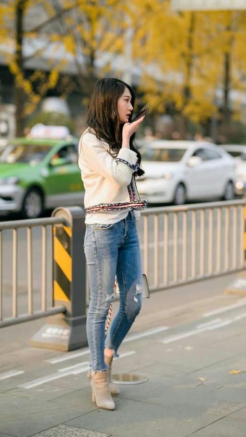 牛仔裤真心是大时代时尚界面的衍生物了,在硬朗中性气质上,涂抹女