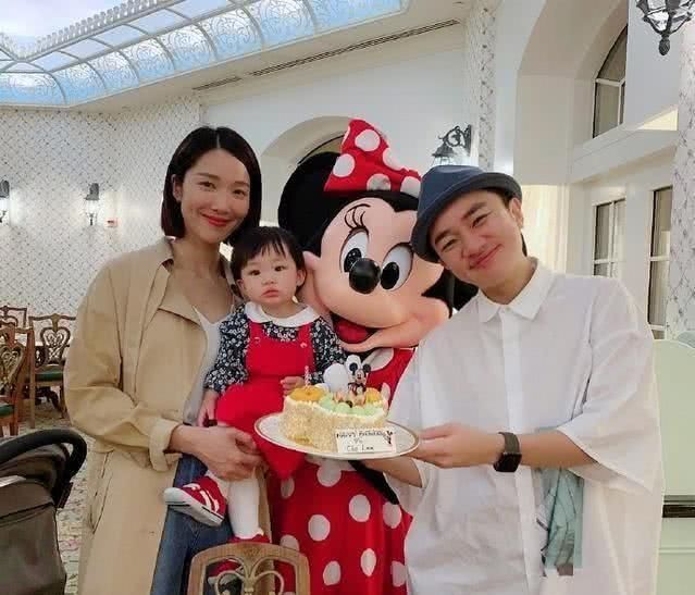  「加上」王祖蓝顺毛好帅气！白T配长裤嫩成小鲜肉，奶爸颜值狂飙不敢认
