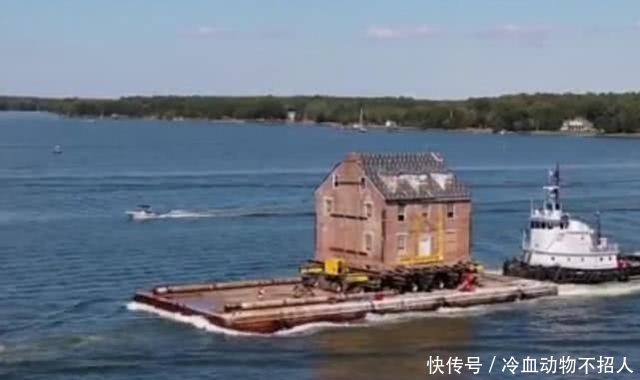 硬核搬家!美国男子开船拖400吨重的豪宅到海边 耗资7百多万