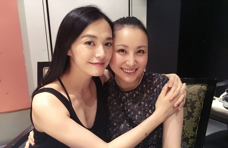  『姚晨』姚晨宅家带孩子，女儿五官跟妈妈仿佛复制粘贴，网友：小姚晨