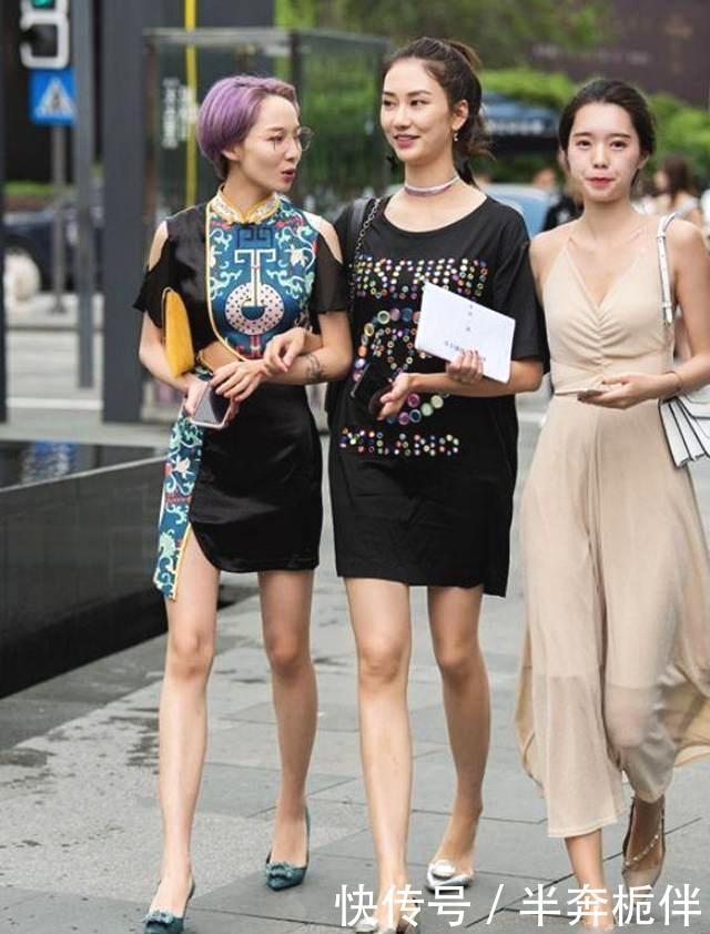 「 感觉」时尚气息满满,街拍:两位小姐姐戴的礼帽有一种贵族气息