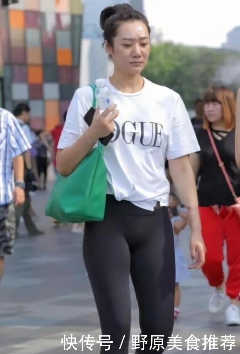  『韵味』街拍紧身打底裤小姐姐，凸显曼妙身材，散发出迷人的女人韵味