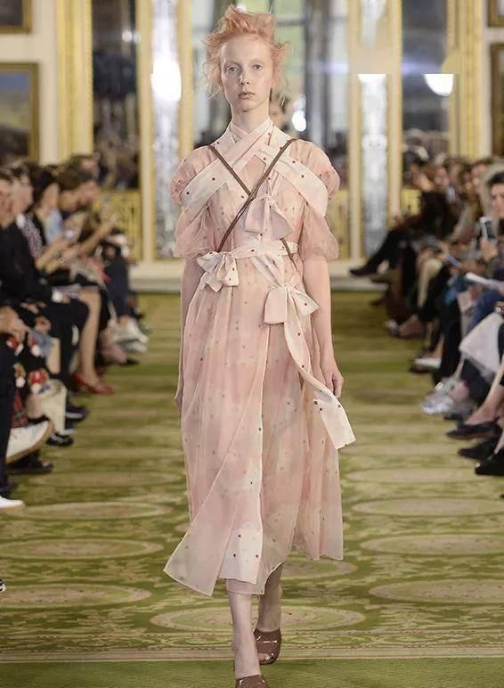  『穿着』只要穿着Simone Rocha，就可以一直做少女哦