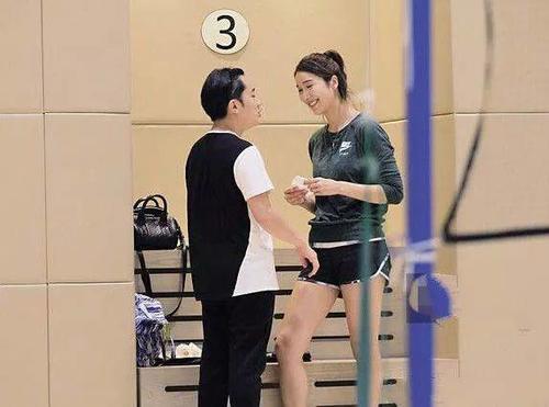 怀孕的李亚男,微跟鞋现身,身材圆润,网友:这才是怀孕的样子!