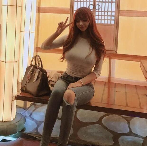 凹凸紧致的牛仔裤美女，散发小仙女气质，很招人喜欢!