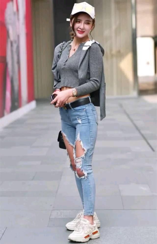 街拍:丰满的辣妈穿紧身吊带裙,夏日解暑又性感!菲常街拍