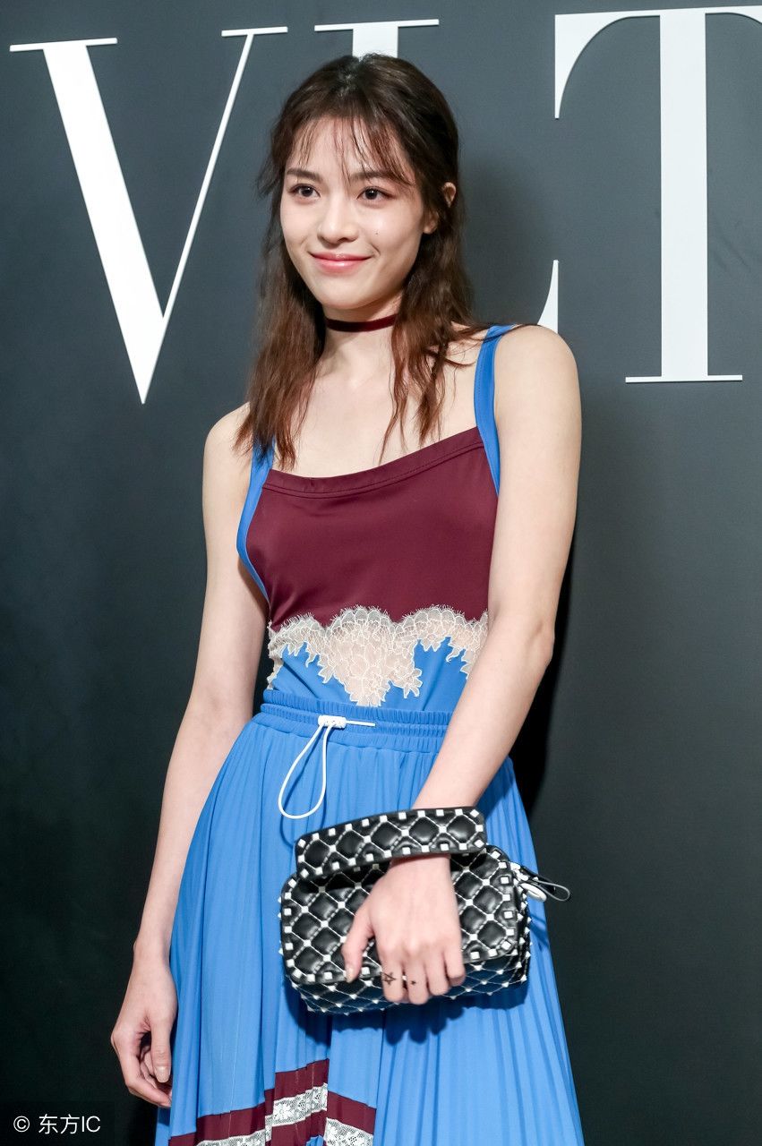 钟楚曦出席某活动 网友:太会穿了,裙子谁设计的