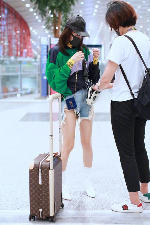 秦岚为了美太拼了，牛仔短裤剪成倒三角，网友：看腿就够了