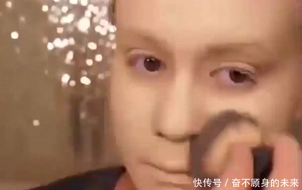 女子在脸上摸了50层粉底，揭下来后，令人们感到不可思议