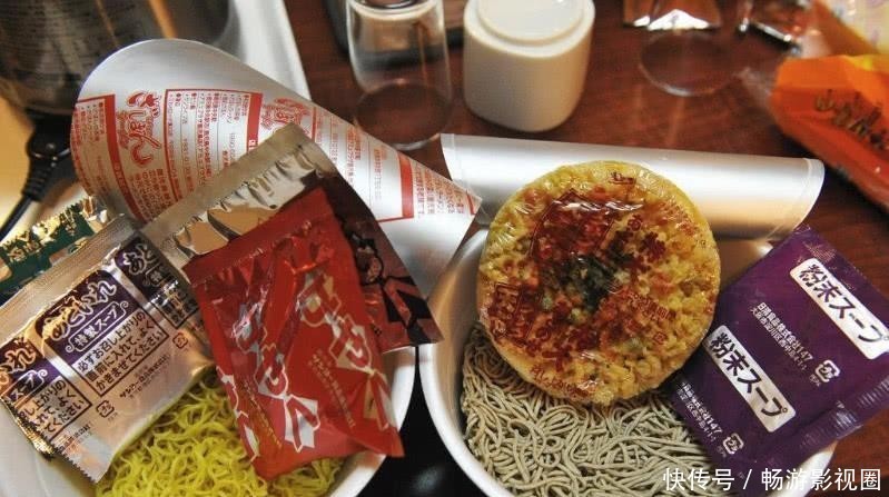 日本一桶泡面卖多少?中国游客到日本游玩,看到商品后却说:超值