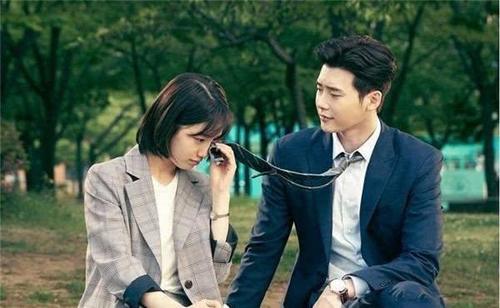 韩剧都是骗人的！女星连衣服都在抢戏，现实中却让人扎心！