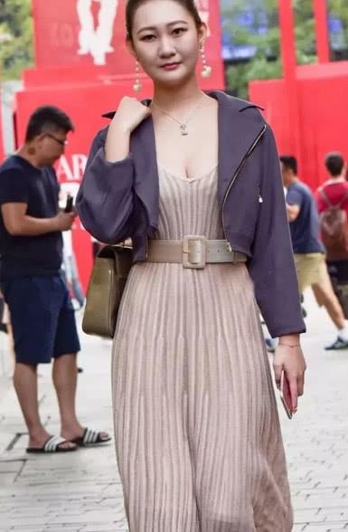 气质小姐姐穿搭抹胸连衣裙尽显女神气质，更具有美秀，秀丽端庄