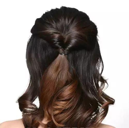 头发这样扎，做温柔小女人！