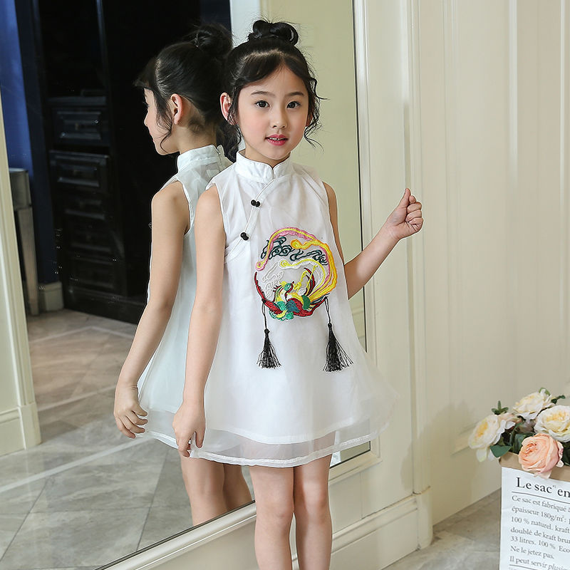 如果有可爱的女儿，一定要给她准备这样的旗袍装，尽显气质淑女范