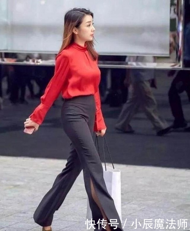 性感■路人街拍,身上穿着一件灰色的t恤,尽显性感