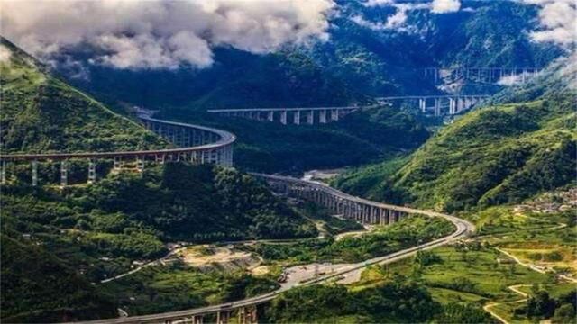 我国雅西高速：横穿10多条地震带，为何建造了五年之久？