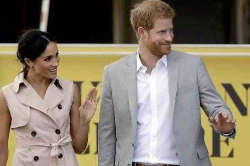 梅根一改往日奢华风, 穿起了低调平价的品牌, 学习凯特够聪明!