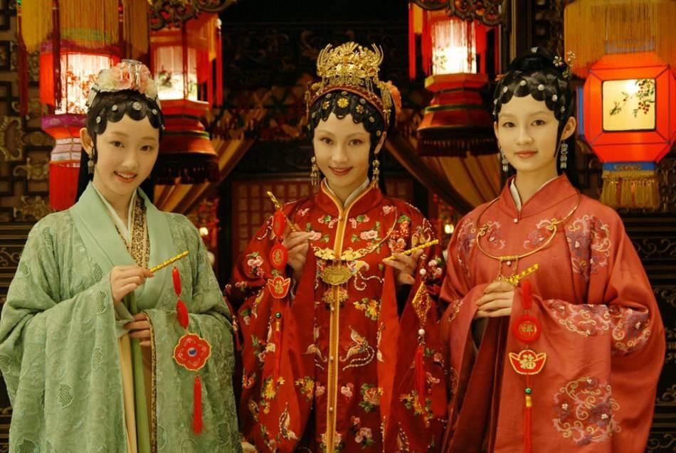 风光,如今混得连曾经的绿叶都不如,怪只长相太