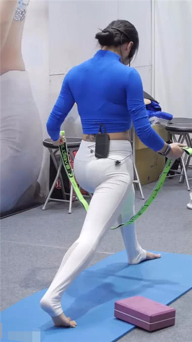 练瑜伽的小姐姐，紧身裤勾勒饱满紧实的弧线，动作妖娆妩媚