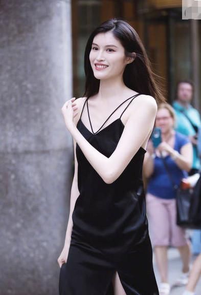 何穗身穿黑色吊带裙现身维密面试，气质十足，网友：仙姑白到发光