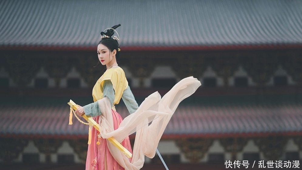 「小姐姐」汉服:小姐姐给人一种很安静很祥和的感觉呢!