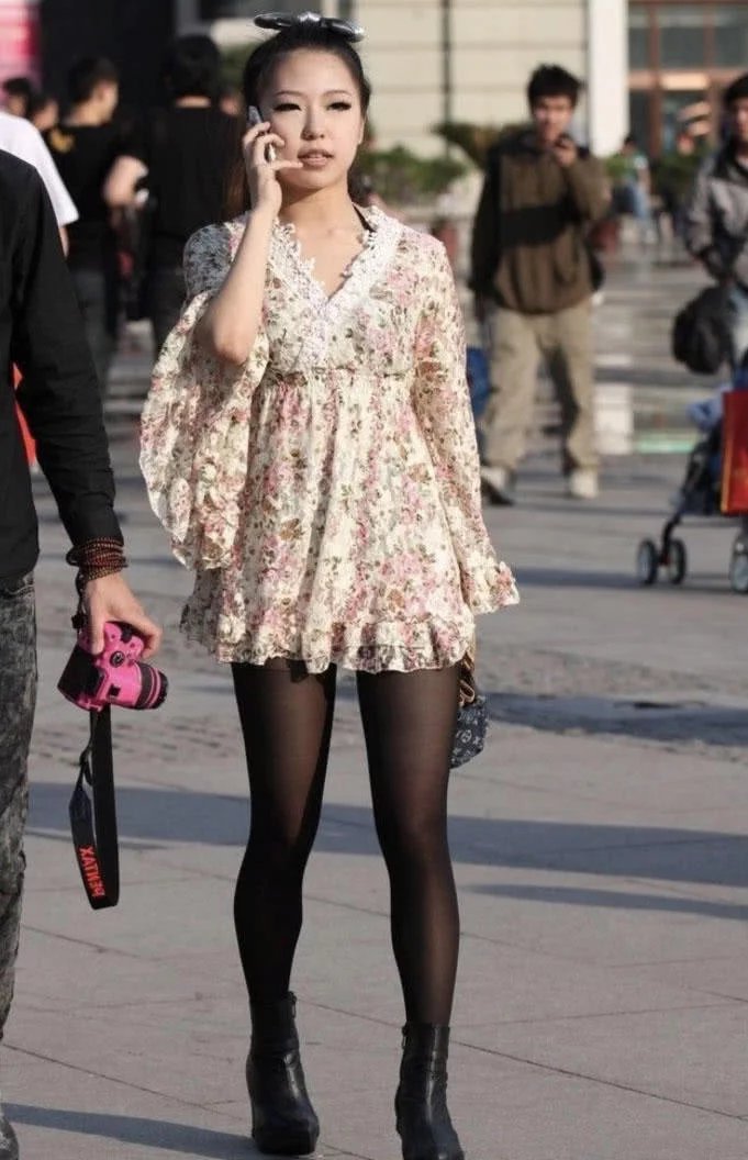 黑丝袜小姐姐街头游玩，各种高难动作，男友有些受不了了