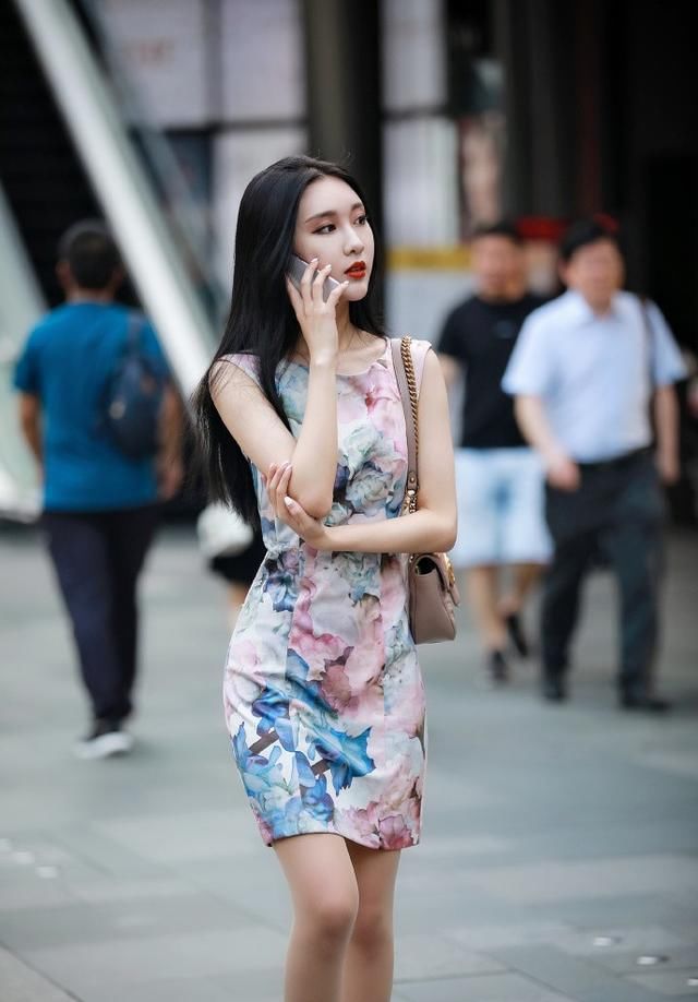 街拍，时尚的穿搭各不相同，越简单越时尚，适合自己的就是最美的