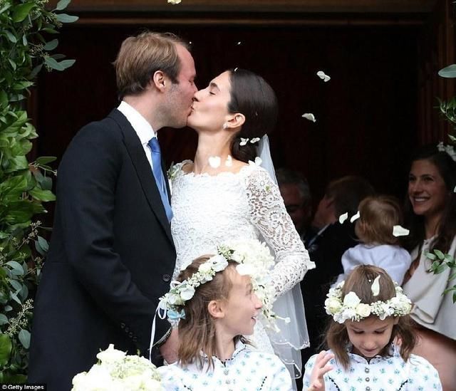 德国王子浪漫婚礼，王室名流齐聚，新娘一字肩婚纱太美，堪比梅根