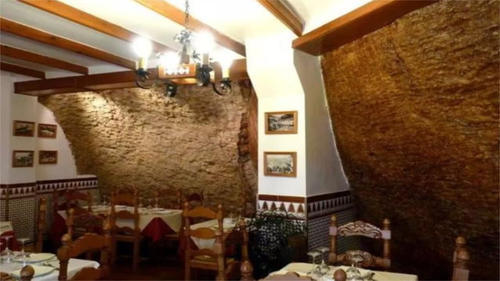 世界上最“奇特”的小镇：压在巨石下600多年，下雨也不用打伞