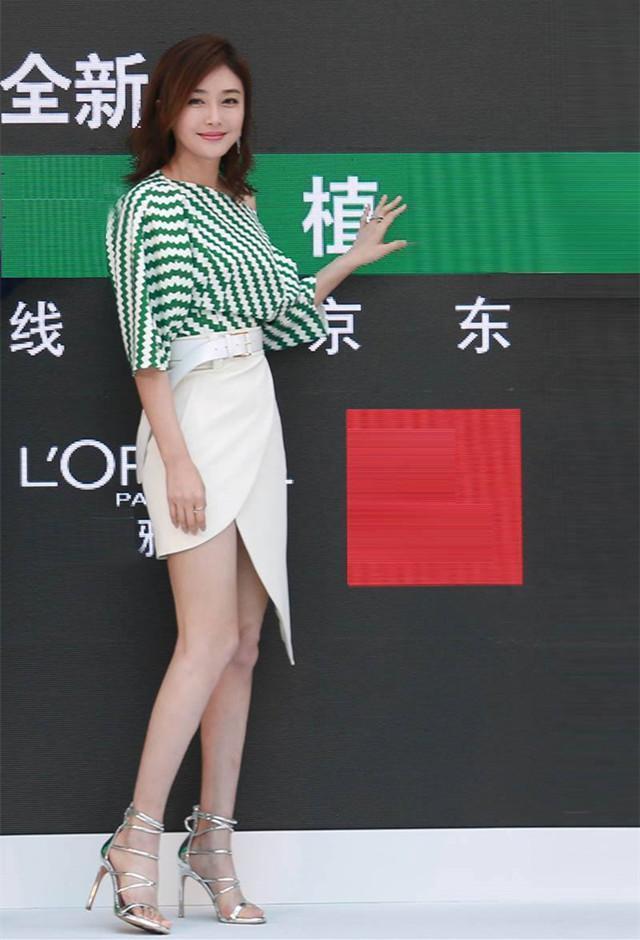 秦岚真能凹！短裙太短裹一层塑料膜遮挡，网友：这跟不穿有啥区别