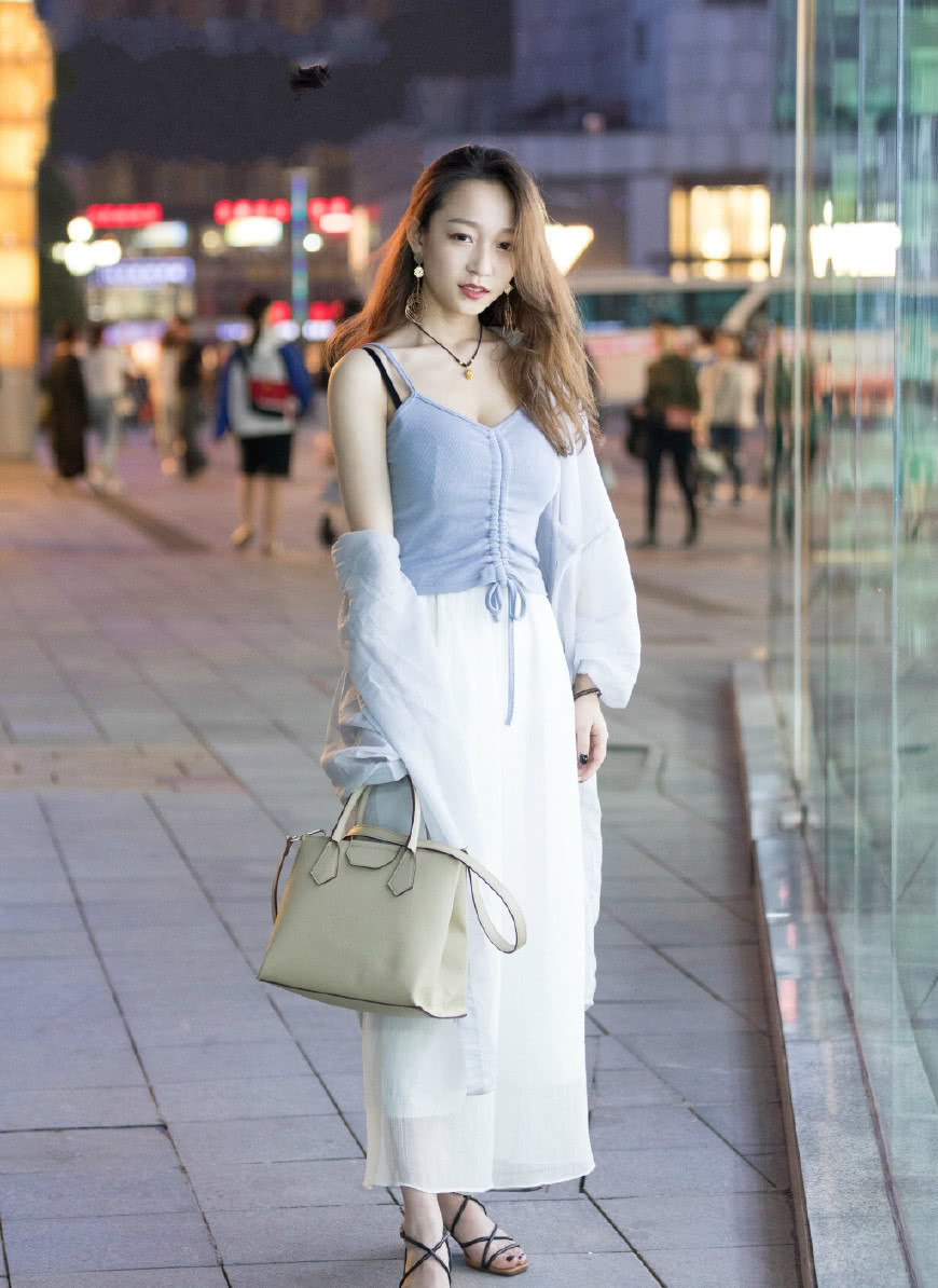 街拍：长相清秀靓丽性感的小姐姐，身姿曼妙妩媚各有各的美！