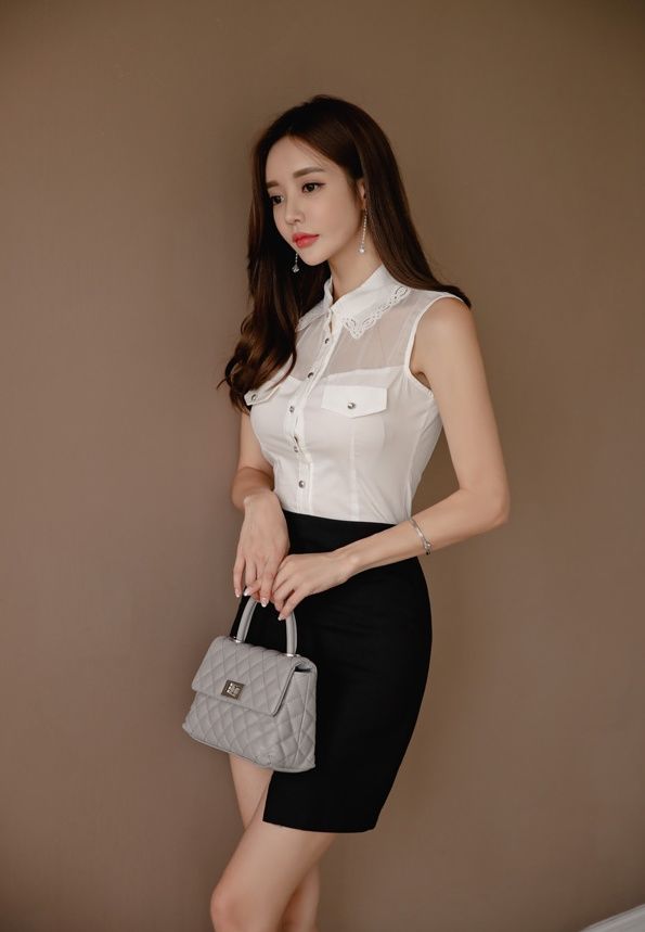 薄纱T恤气质美女，黑色短裙更加漂亮！