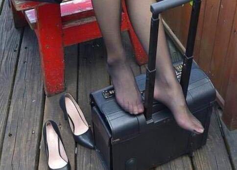 柔软的鞋面是尖头细跟的武器,简约的纯色容易搭配