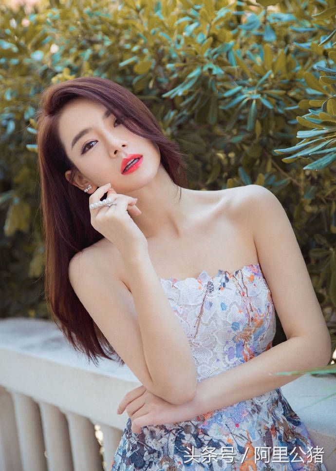 戚薇大秀美腿，辣妈秒变少女