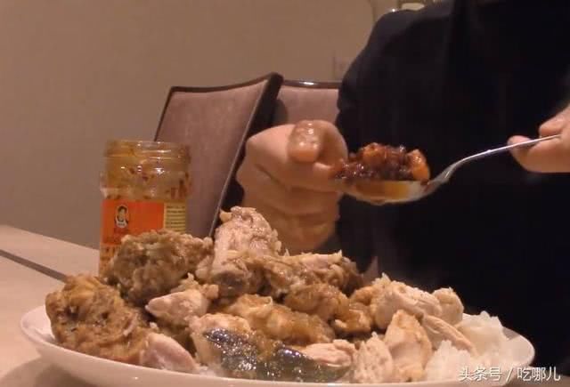 韩国人吃老干妈韩国人很豪爽,日本人讲究、美