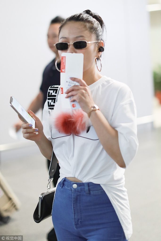 袁娅维大红唇衣服“毛茸茸” 上演反差萌  坐行李箱上秀大长腿变