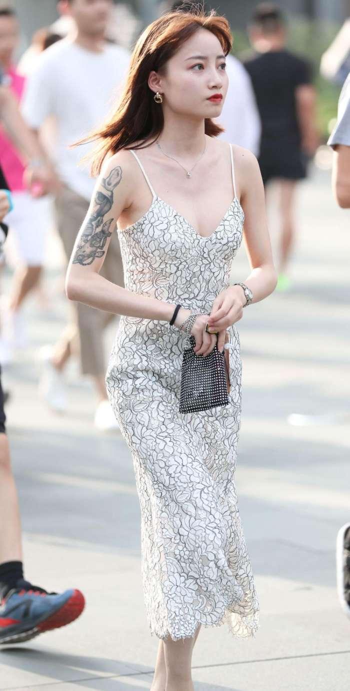 美丽大气显品味，吊带连衣裙修身不紧绷，展现女性曼妙的身姿曲线