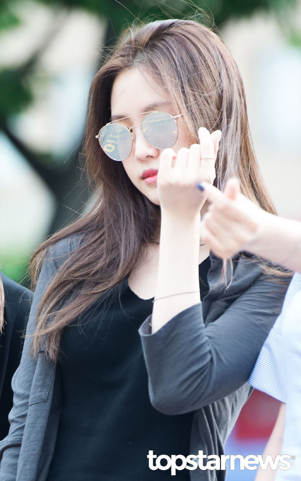 孙娜恩:紧身裤勒得好紧