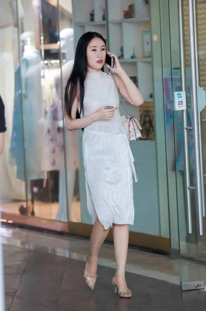 冰肌玉骨丽质天成，凹凸有致的小姐姐，修身穿搭勾勒出迷人的S曲
