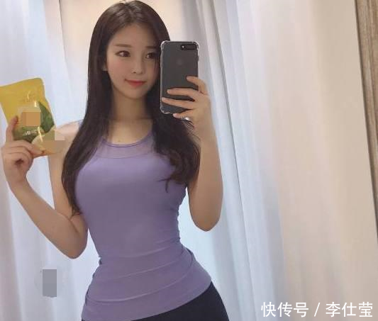 个性独特的美女，搭配紧身打底裤，清爽活力十分抢眼！