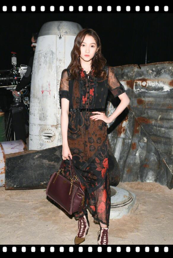 关晓彤年仅21岁气质轻松碾压外国超模 时尚穿搭更显优雅