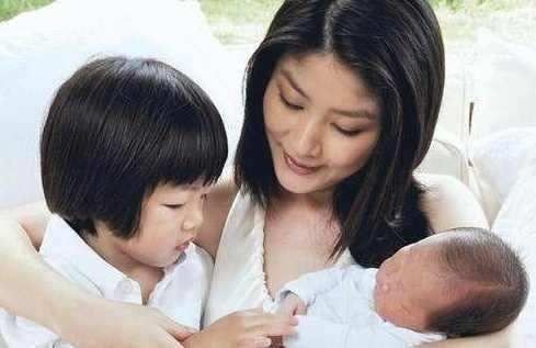 『儿子』她含着金钥匙出生,身家百亿,人工授精生下的2个儿子现长成这样