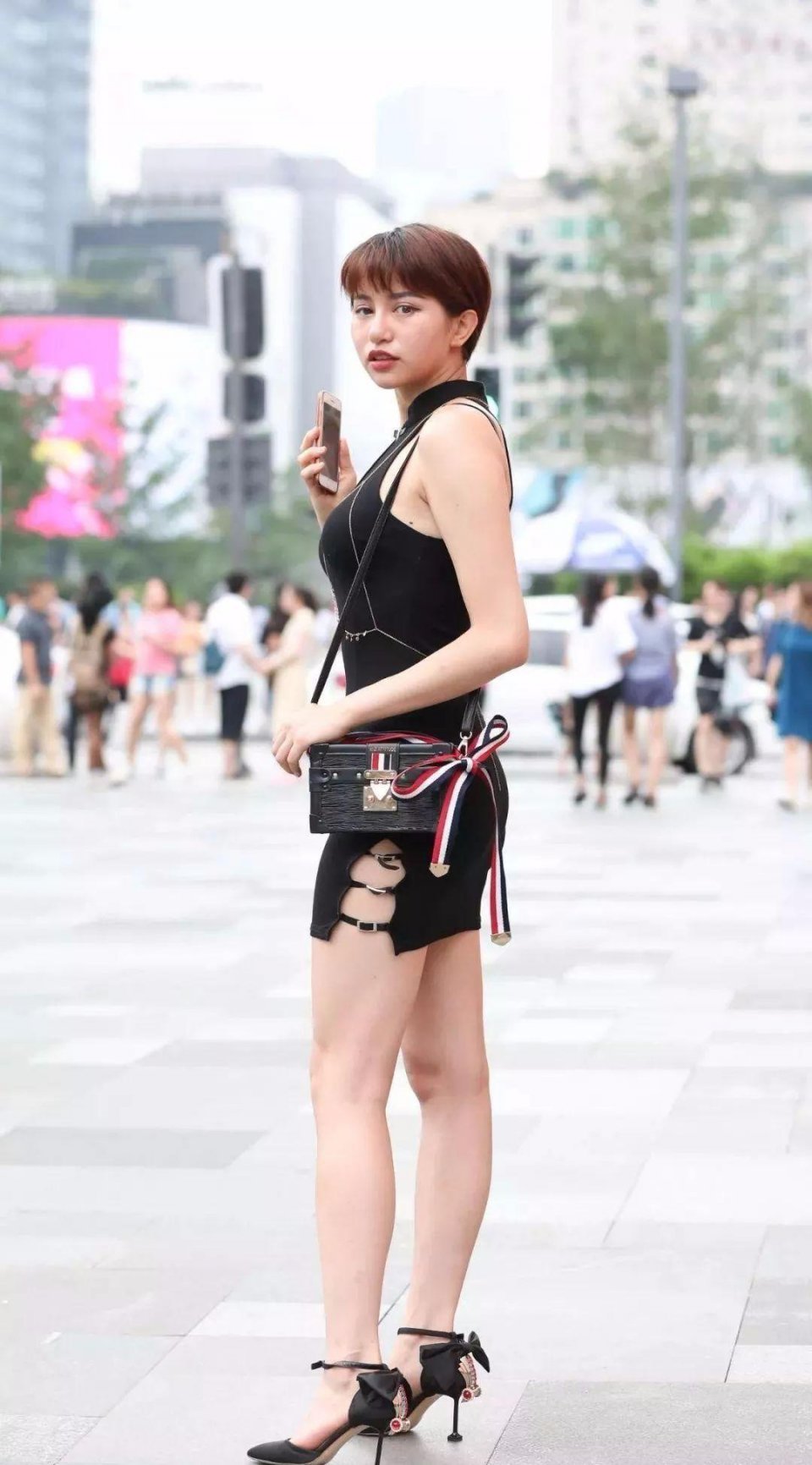 街拍：充满野性美感的短发短裙女郎，桀骜不驯！