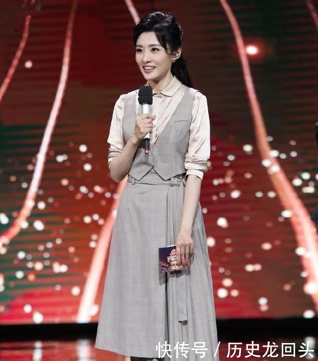  「让整件衣服」周涛气质真心优秀，一袭西装领褶皱裙干练时髦，51的年龄31的状态