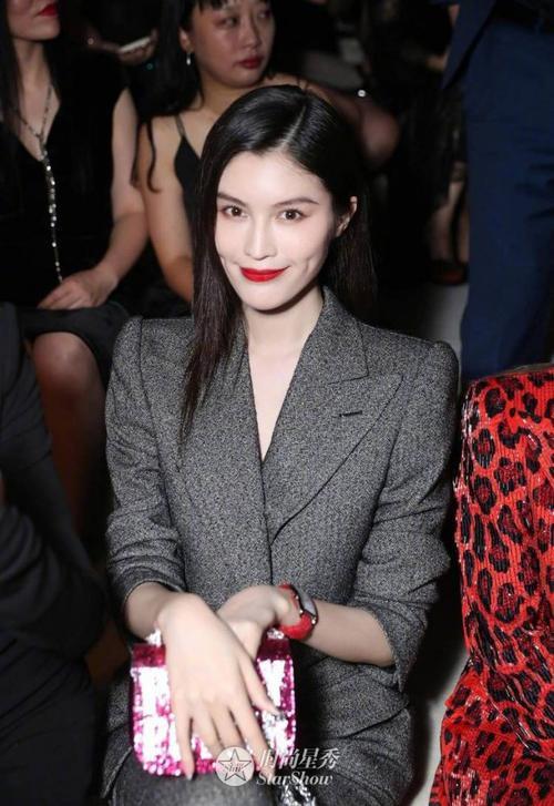 景甜、孟美岐、何穗看秀都能气场全开