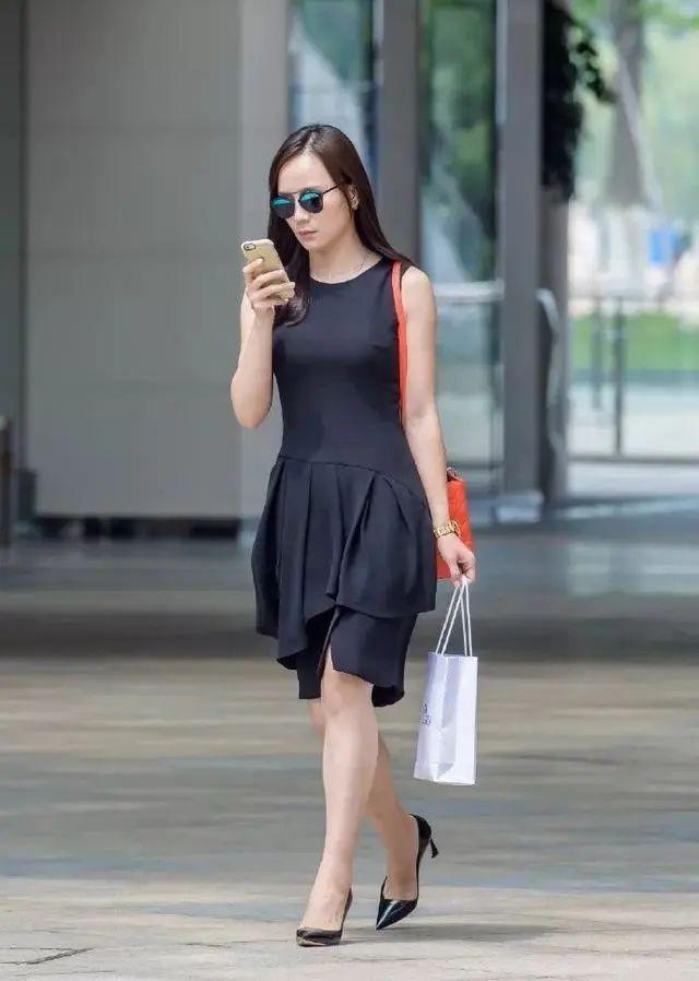 身材|街拍：身材高挑的美女，身穿一字肩连衣裙，非常的典雅