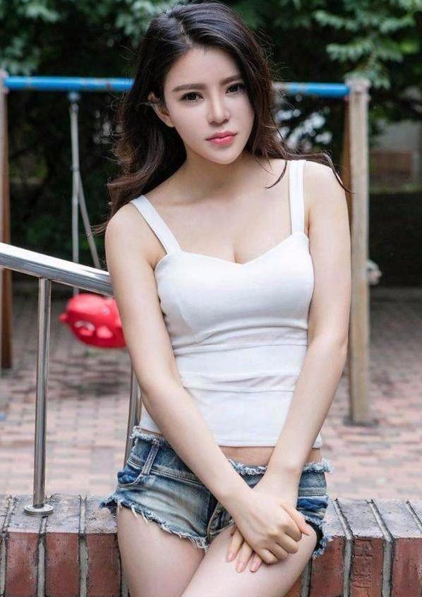 夏天女人穿上包臀裙短裤就是有女人味, 远看近看都流连忘返!