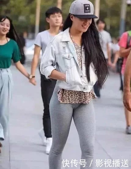 气质小姐姐微胖身材非常诱人，紧身裤穿搭勾勒紧俏圆滑的臀部吸睛