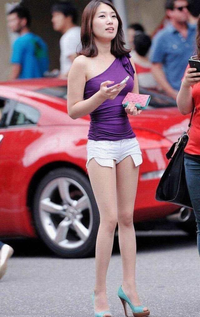 街拍:满街都是白花花的大腿，让我都看不过来了