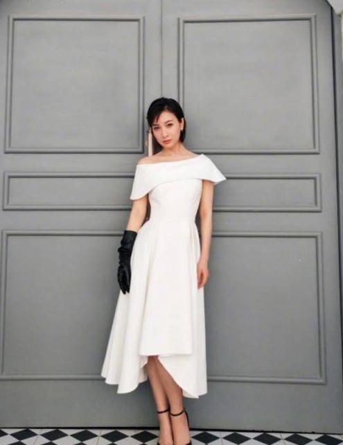 35岁孙俪和35岁吴昕，撞衫白色一字肩，网友：不相信她俩同岁